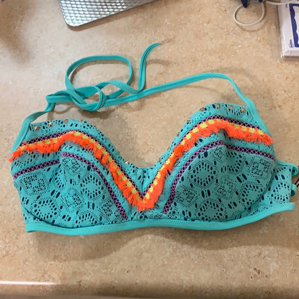 Pretty NWT 34D Underwire Bikini Top